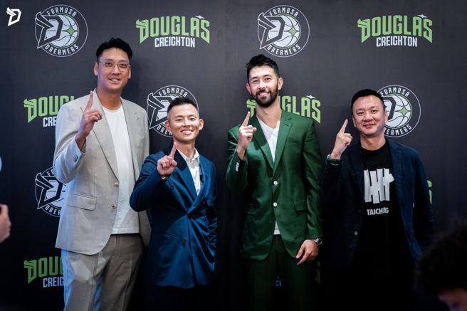 梦想家射手简浩（右2）刚卸下球员身份，就要再从总教练角色展开篮球生涯新篇章，球队领队陈立宗（右1）、董事长暨球员发展总监田垒（左1）、
总经理韩骏铠（左2）都为他送上祝福。（福尔摩沙梦想家提供）