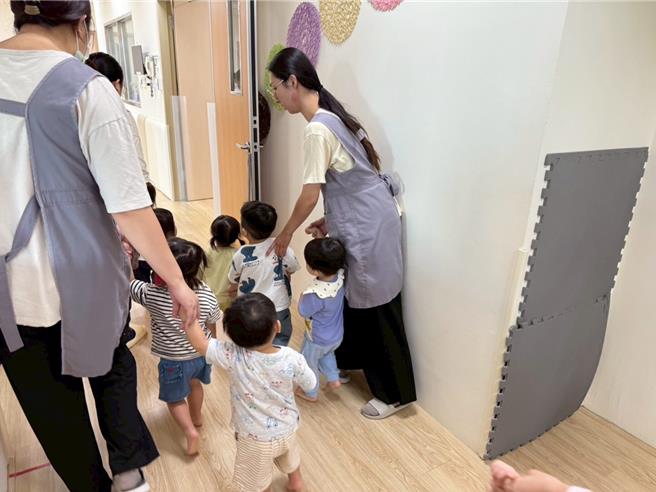 为强化托育机构的防灾应变能量，桃园市消防局復旦消防分队与平镇义民托婴中心携手合作举办消防演练。(復旦消防分队提供／吕筱蝉桃园传真)