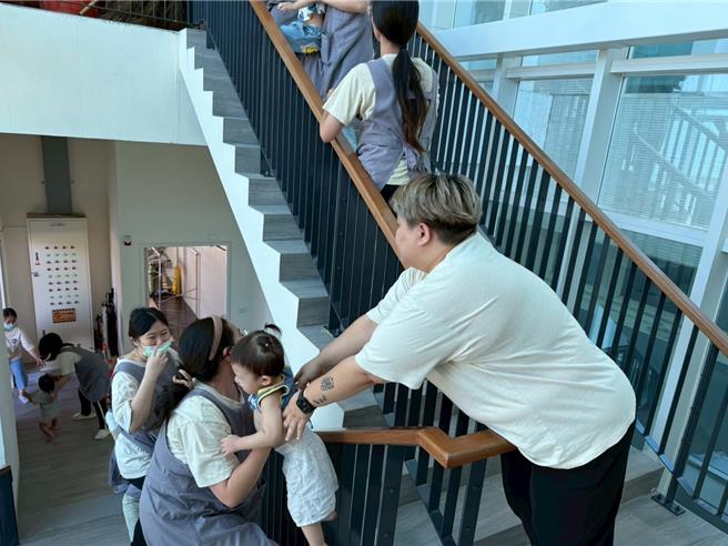 为强化托育机构的防灾应变能量，桃园市消防局復旦消防分队与平镇义民托婴中心携手合作举办消防演练。(復旦消防分队提供／吕筱蝉桃园传真)