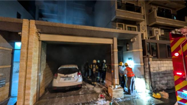 桃園市觀音區福興街20日晚間10時許發生住宅火警。（翻攝照片）