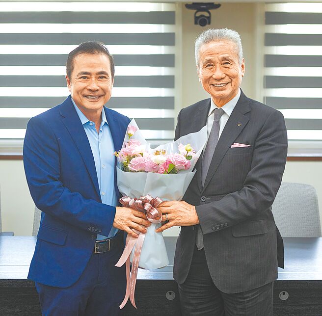 三立集團董事長張榮華（左）接任大同董事長，原董事長王光祥（右）轉任總裁。圖／大同提供