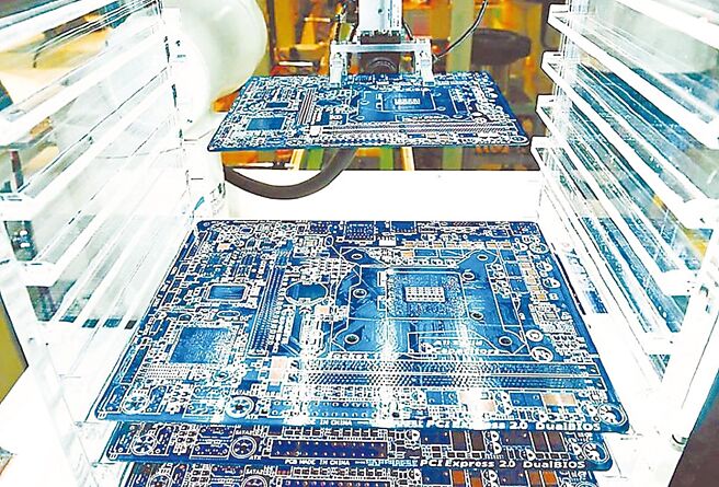 臻鼎集团看好AI高阶应用市场，将在淮安园区投入人民币80亿元（约新台币335亿元），新建2座厂房并添购先进设备。图为AI的关键材料PCB载板。图／本报资料照片