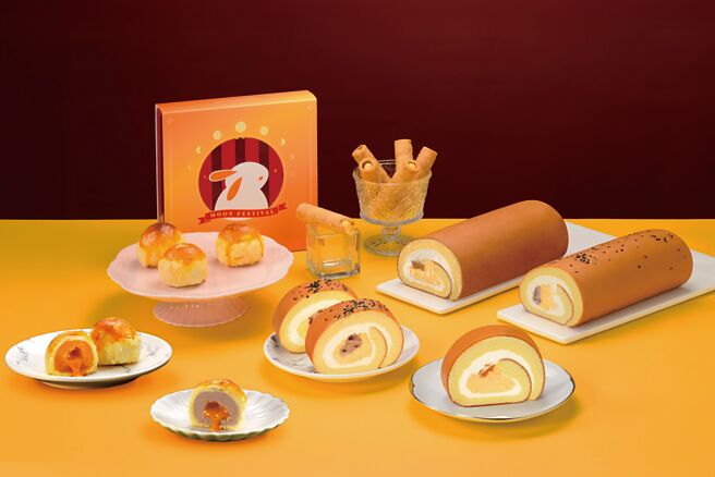 亚尼克中秋限定生乳卷抢戏登场，首度推出创意爆浆奶黄流心蛋黄酥，多种伴手礼供消费者选择。图／亚尼克提供
