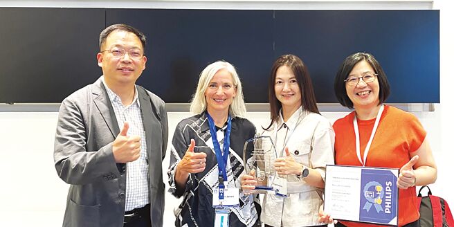 钰纬科技30周年双重殊荣肯定，获策略伙伴认证及飞利浦供应商创新奖，由飞利浦全球採购长Alison Jones（左二）颁发，钰纬总经理刘淑琪（左三）代表领奖。图／钰纬科技提供