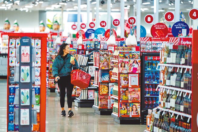 学者提醒，当企业消耗完课徵关税前囤积的商品，产品价格便会在不同的时机点上升。（路透）