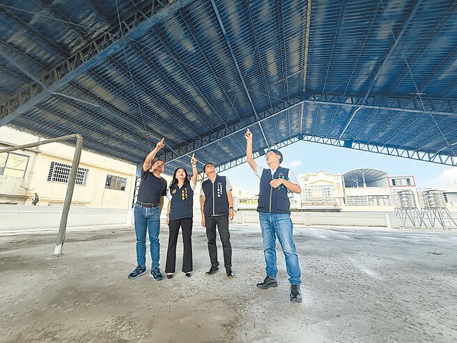 台中市烏日區第一公有市場頂樓遮陽棚以石綿瓦搭建，居民擔心遭毒害，市府19日會勘後，將盡速拆換。（寶智華攝）