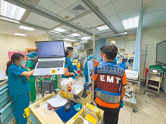 台南市消防局救护团队首度採用「院前启动叶克膜转送机制」，与成大医院跨单位急救衔接。（消防局提供／洪荣志台南传真）