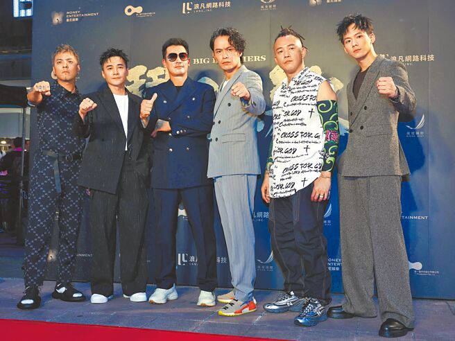 《角頭－鬥陣欸》19日於西門町舉行首映與見面會，左起潘俊佳、是元介、伊正、黃鐙輝、阿Ben以及吳念軒。（陳俊吉攝）