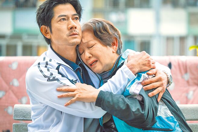 郭富城（左）和鲍起静在电影《无名指》里的亲情戏十分赚人热泪。（华映娱乐提供）