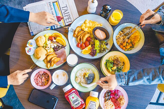 台南安平雅乐轩酒店特别与邻近的德阳舰园区联合主办捐血活动，并升级回馈礼品，捐血250c.c.者，可获赠酒店提供的调饮、虱目鱼饼乾、酒店餐饮抵用券（见图）、德阳舰登舰门票等赠礼。（台南安平雅乐轩酒店提供）