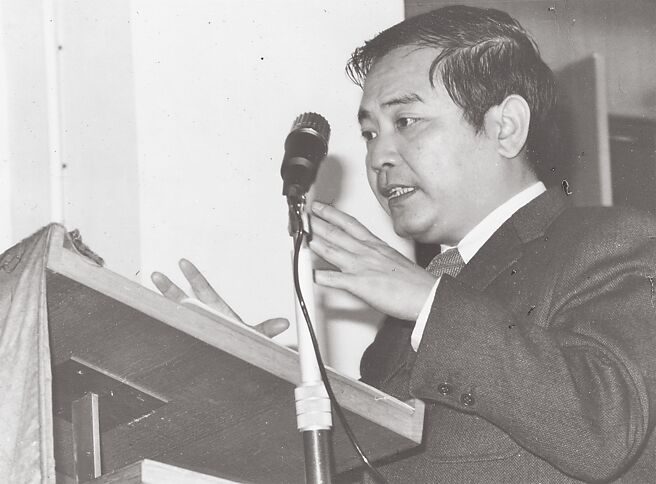 風華正茂的胡金銓在台北演講，1978年，婚後一年。（九歌出版提供）