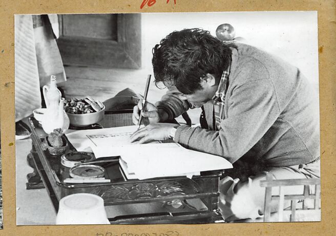 胡金銓導演認真工作的模樣。圖為《山中傳奇》拍攝時期。（本報資料照片）