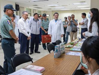 李棟樑慰訪三總松山分院 肯定辛勞