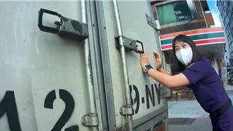 桃园大兴西路大塞竟是货车抛锚   警专实习生挥汗推车排除