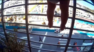 驚險瞬間！新北2尿布童「攀爬高掛鐵窗」 警消破門抱下24歲母嚇哭