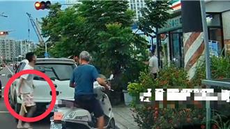 路口违停遭劝！台南花裤男暴怒持球棒恐吓路人    警方出手了