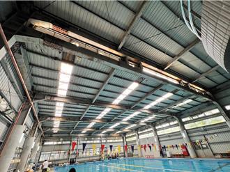 北市萬芳高中游泳館屋頂鏽蝕、大漏水 修繕延宕挨批 教育局曝時程