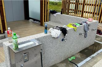 遊客湧入嘉縣摸文蛤 垃圾、內衣褲灑滿好美海灘！志工心寒怒吼