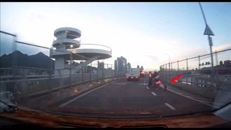 關渡橋前電動車「後輪突脫離」  騎士驚險甩尾起火花