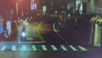 桃園情侶街頭吵架　火爆男怒扔鞭炮炸街！警方要查了