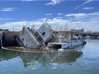 澎湖漁港管理失靈 停航多年漁船傾斜漏油 岸巡忙鋪攔油索