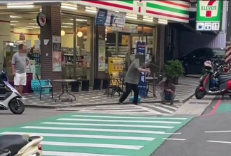 超商前铁椅砸人！没人报案　路人PO网「暴力片」…警主动追查