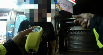 九份騎士深夜酒駕買醉　警監視器緊盯「這動作」露餡...下場慘了
