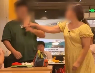 桌面未及时清洁！ 广东女麦当劳暴走：我认识大把警察