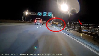 快訊》計程車自撞華江橋上圍欄　機車道「全受阻」成停車場