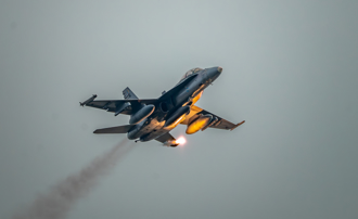 惊悚30秒！F-18大黄蜂起飞拖闪焰 跑道上空「炸成火球」