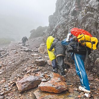 登玉山東峰遇雷擊 玉管處救2山友