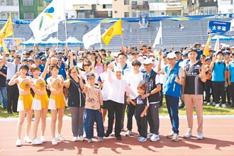 卢秀燕挥拍点圣火 台中市运会开幕