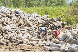 嘉縣 廢光電板未清完 外商再罰300萬