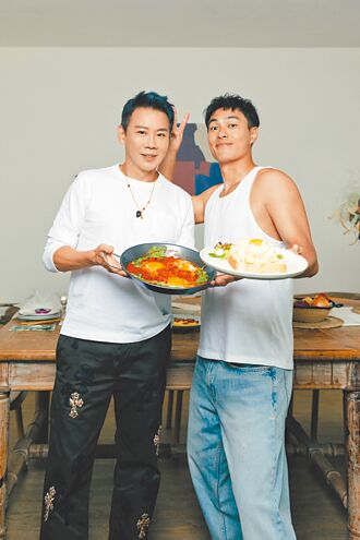 陶喆拍MV秀廚藝 楊祐寧煎蛋有撇步