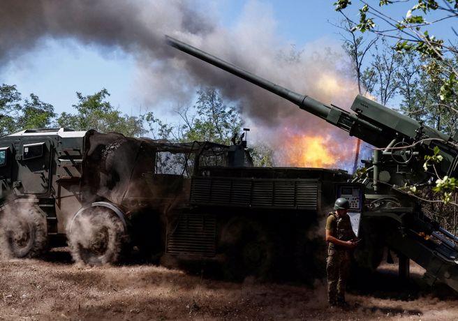 俄乌战争仍持续。图为在俄罗斯20日发动攻势下，乌克兰炮兵在札波罗热前线发射榴弹炮反击。（路透）
