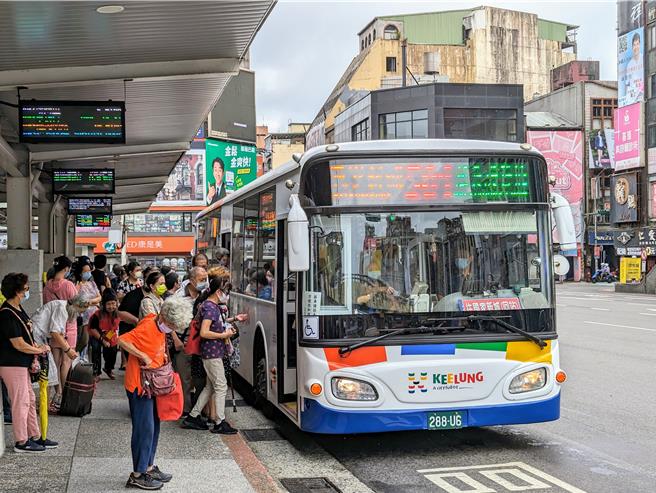 基隆市公车亏损已久，预计今年底之前，运价将会调涨，有效缓解市公车处的亏损。（张志康摄）