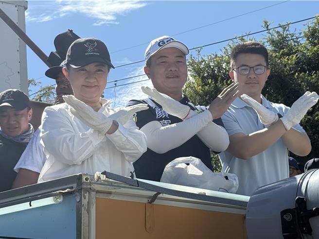 台中市長盧秀燕（左一）陪同立委顏寬恒（左二）在大肚區車掃。（寶智華攝）