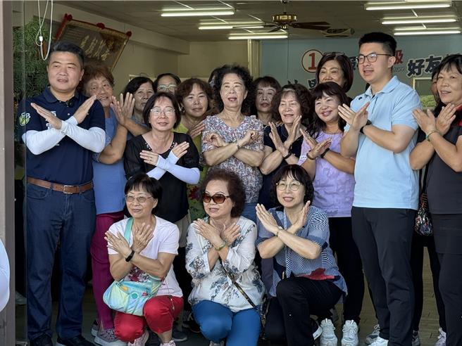 立委顏寬恒（左一）籲請民眾投票反對罷免。（寶智華攝）