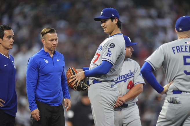 大谷翔平遭强袭球击中，防护员及队友们上前关心。（图／美联社）