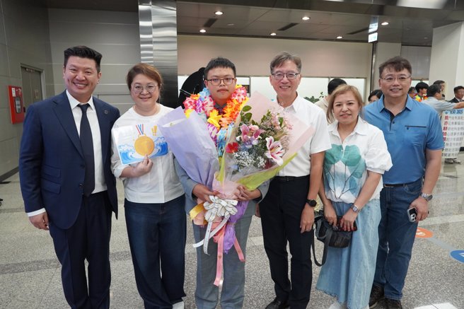 何海銘奪奧林匹亞競賽雙金佳績（中），與薇閣公益文教基金會董事長李承宗（左一）、薇閣中學校長孫明峯（右三）、薇閣中學導師陳慧芳（左二）、何海銘父母（右一、二）合影。圖／薇閣中學提供