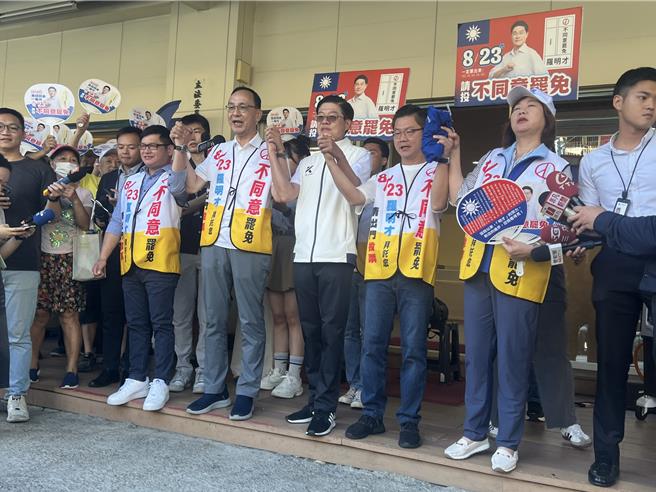 朱立倫今陪同羅明才在新北市新店掃街。（王揚傑攝）