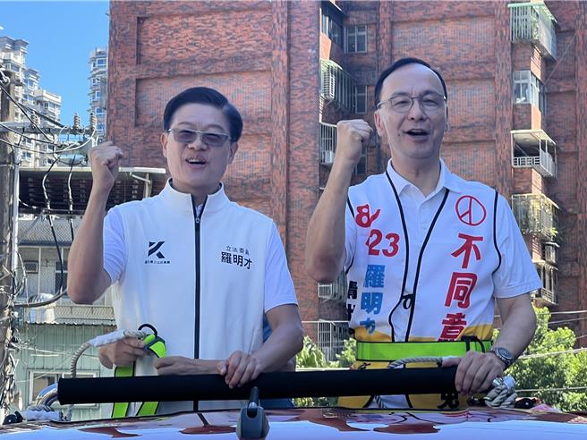 朱立倫今陪同羅明才在新北市新店掃街。（王揚傑攝）