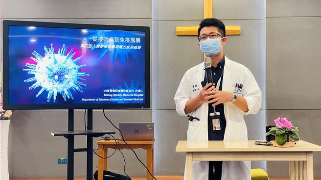 台東馬偕醫院感染科醫師許瀚仁說明EB病毒（人類疱疹病毒第4型）感染風險。（蕭嘉蕙攝）