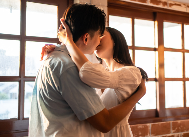 不只接吻會傳染！5旬男感染EB病毒身亡，醫曝這些行為也中招。（示意圖，Shutterstock／達志）