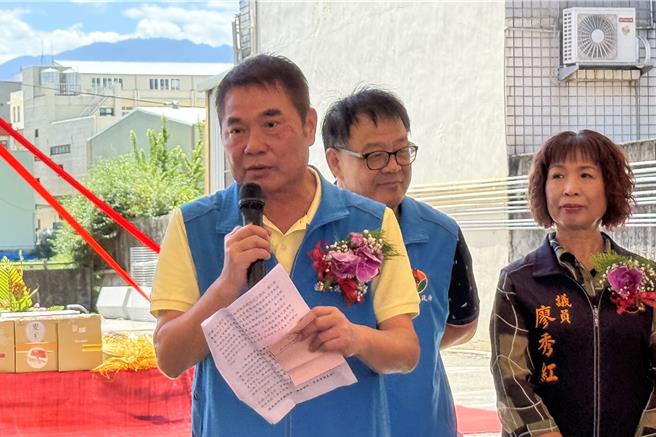 苗栗县长锺东锦（左一）表示，工程不仅提升环境品质，也结合地方文化与民生需求。完工后居民除了享有更洁净的生活环境，也可在水岸廊道休憩或进行环境教育活动。（吕丽甄摄）