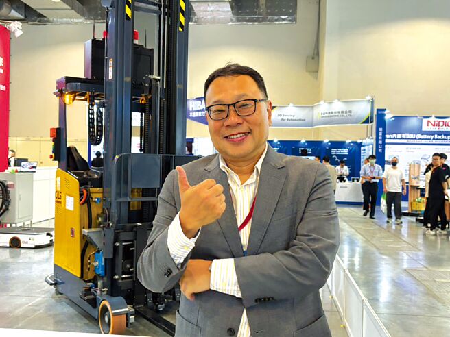 中光电智能物流展示自主研发的SmartMove智慧搬运系统、AMR及具备高扬程能力的AMR堆高机等。图中为总经理忻维忠。图／袁颢庭