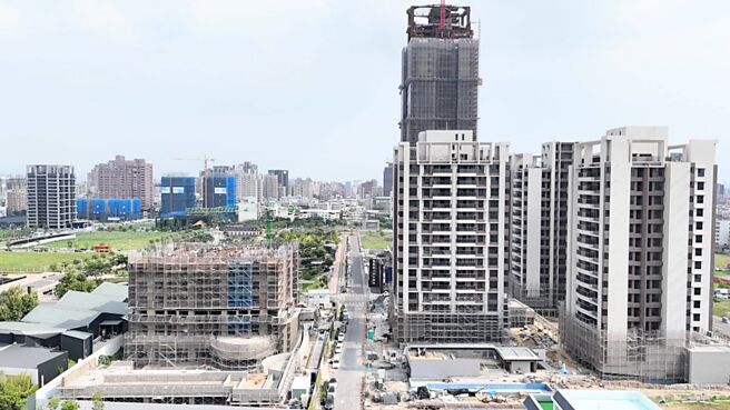 过去房价飙涨区域，如今面临大幅回檔修正压力，造成愈来愈多预售屋解约。图／本报资料照片