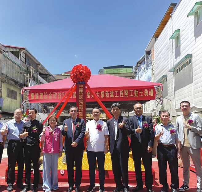 耀达建设20日举办「内湖金硅谷No.29策略性产业大楼开工动土典礼」，由耀达建设董事长庄文钦（中）主持，地主新光旗下启腾建设董事长、新光租赁董事长萧志隆（左四），也亲自与会。图／蔡惠芳