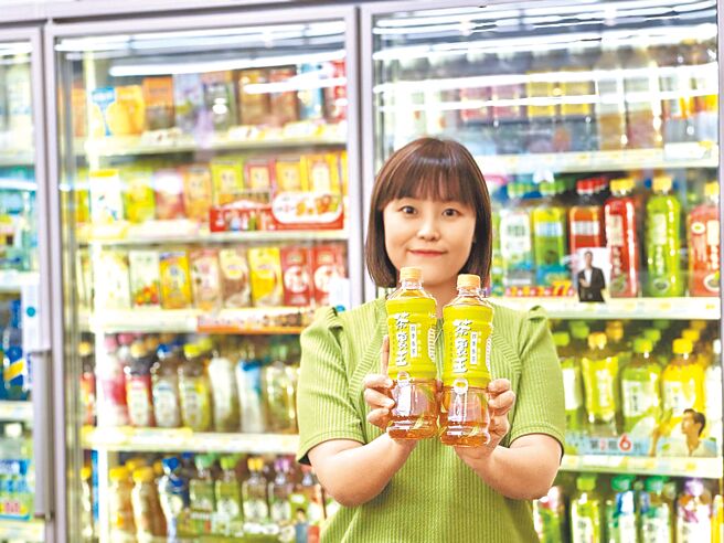 统一20日宣布将针对包括「茶里王无糖茶系列」等旗下符合改免徵货物税条件的无糖饮料品项，调降出厂价格1元。图／本报资料照片