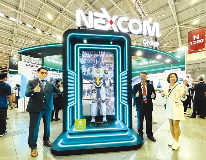 新漢董事長林茂昌（右二）、新漢智能總經理林弘洲（左）以及創博總經理沈倩怡（右）與高達兩米的人形機器人視覺模型合影，宣布其作為AI場域的錨點。圖／陳逸格